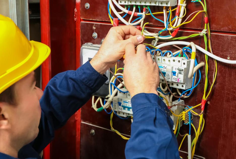 Manutenção Elétrica em Condomínios: A Importância de um Eletricista Especializado
